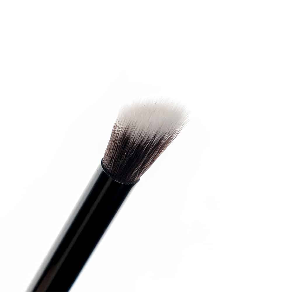 No. 15 Angled Blending Eye Brush - Image 4