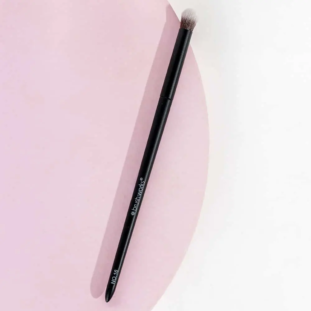 No. 16 Tapered Blending Eye Brush - Image 4