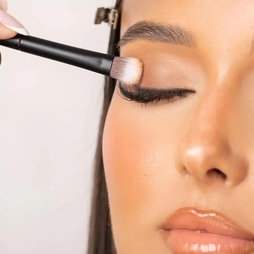 No. 19 Crease Blending Eye Brush - Image 2