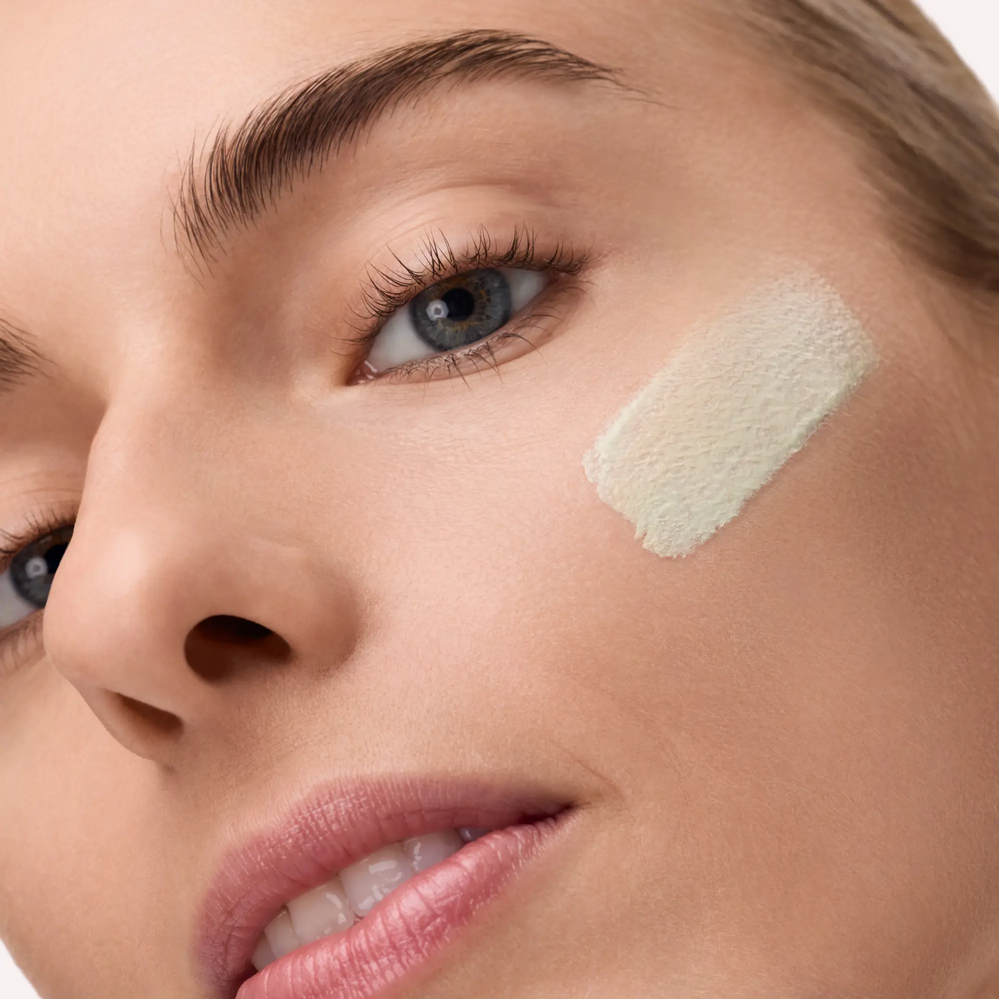 CC Skin Perfector 010 Green, Shift, Go! - Image 3