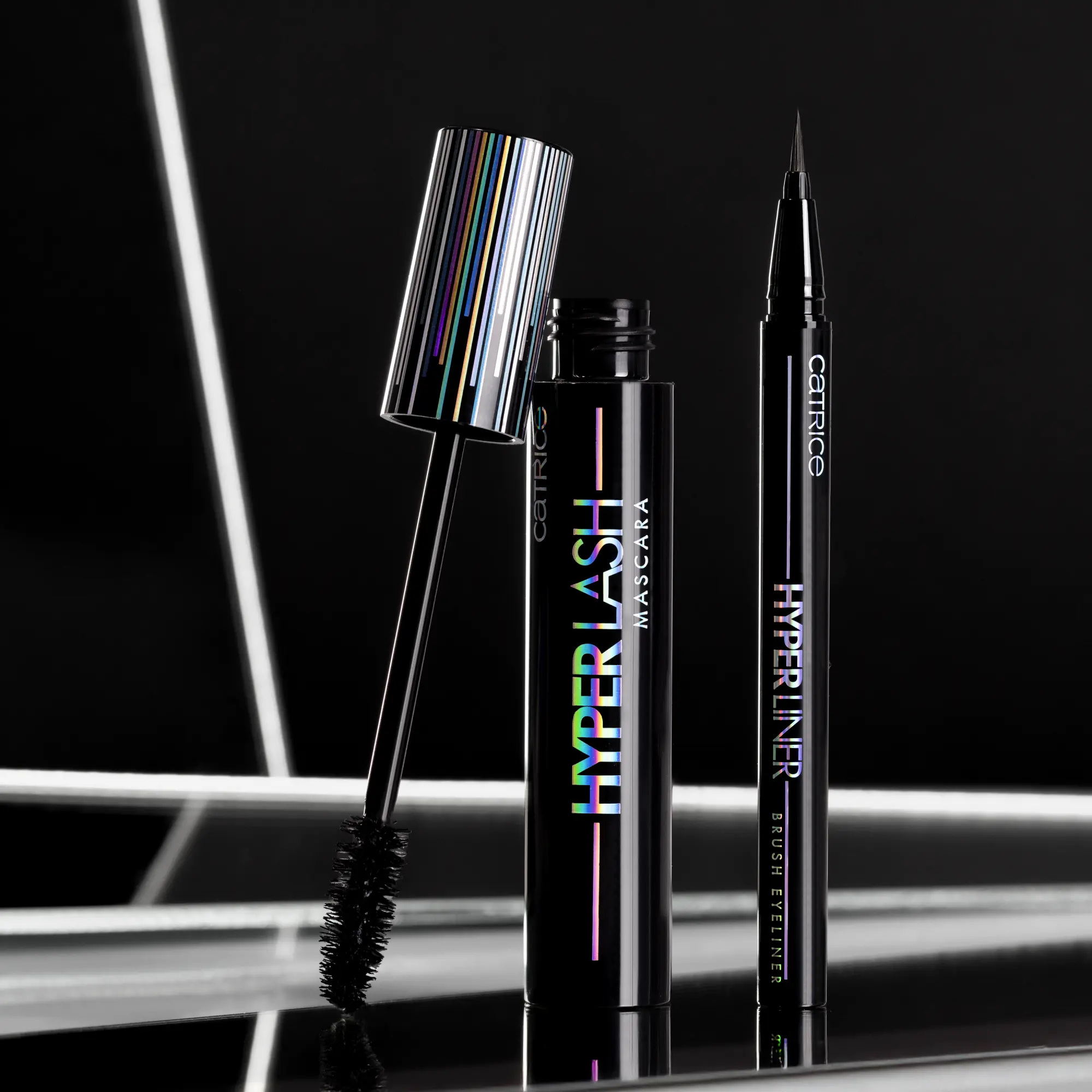 Hyper Liner Brush Eyeliner 010 Classic Black - Image 10