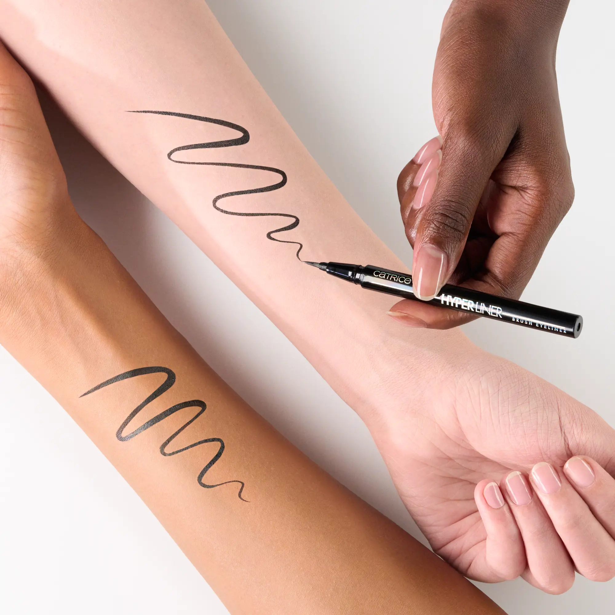 Hyper Liner Brush Eyeliner 010 Classic Black - Image 4