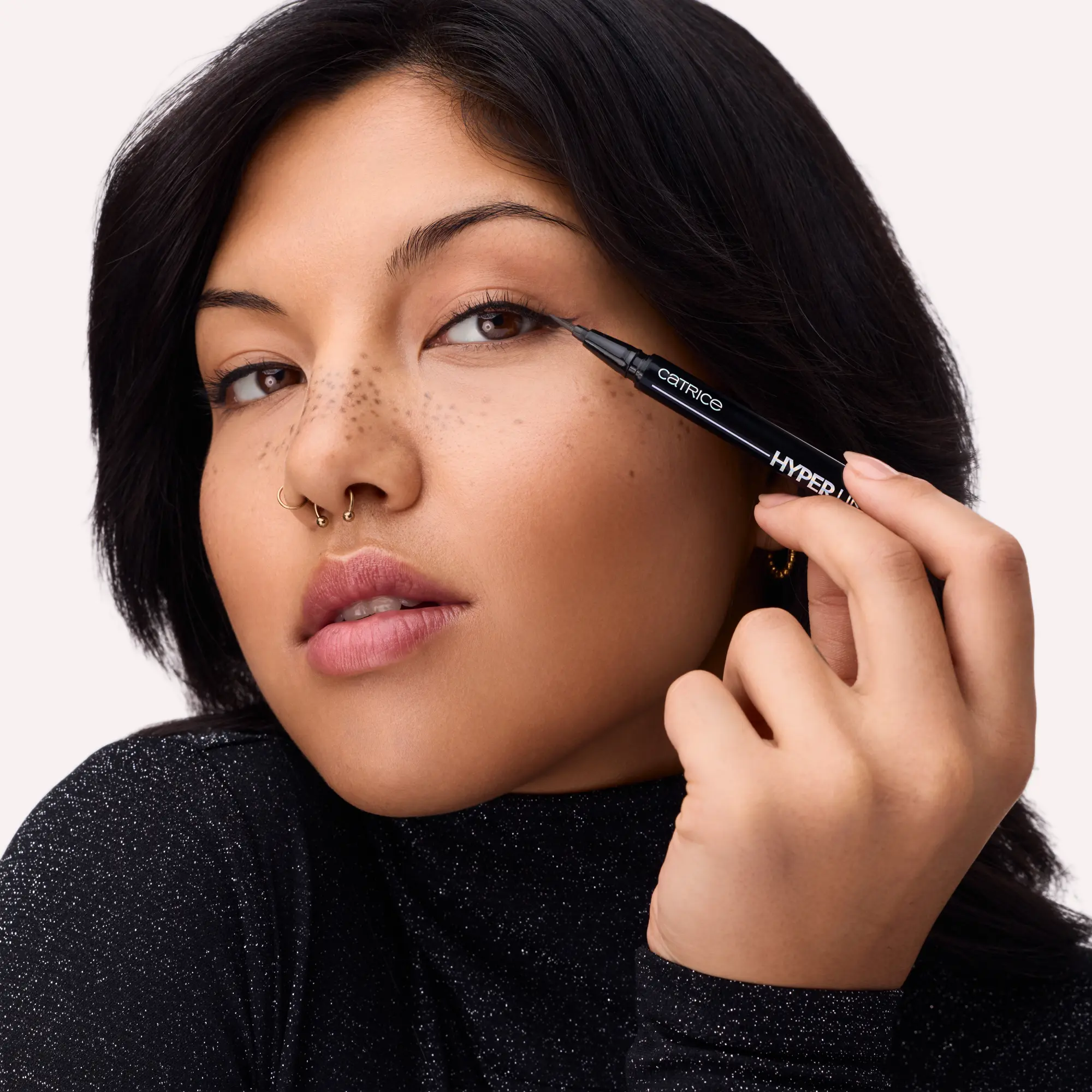 Hyper Liner Brush Eyeliner 010 Classic Black - Image 5