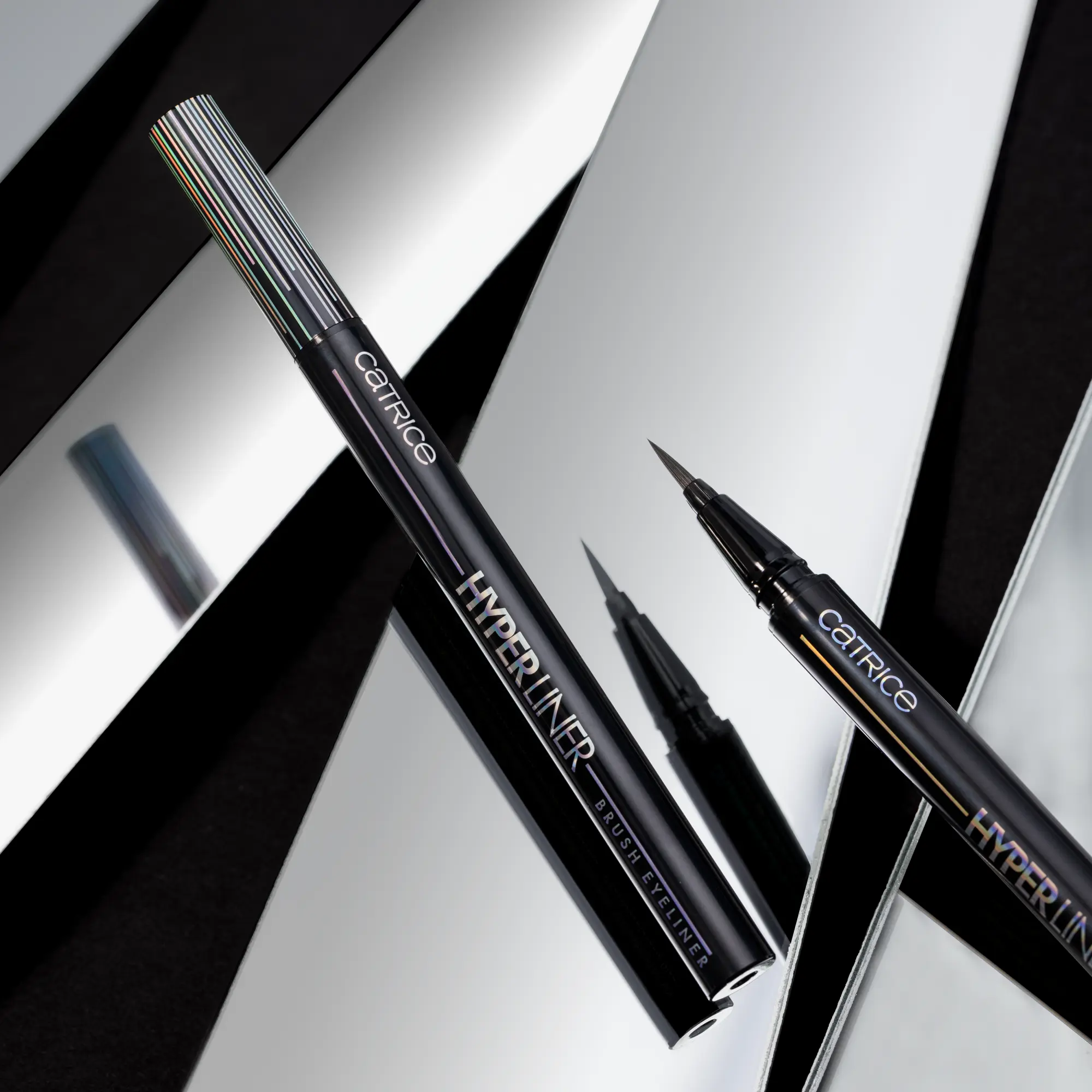 Hyper Liner Brush Eyeliner 010 Classic Black - Image 9
