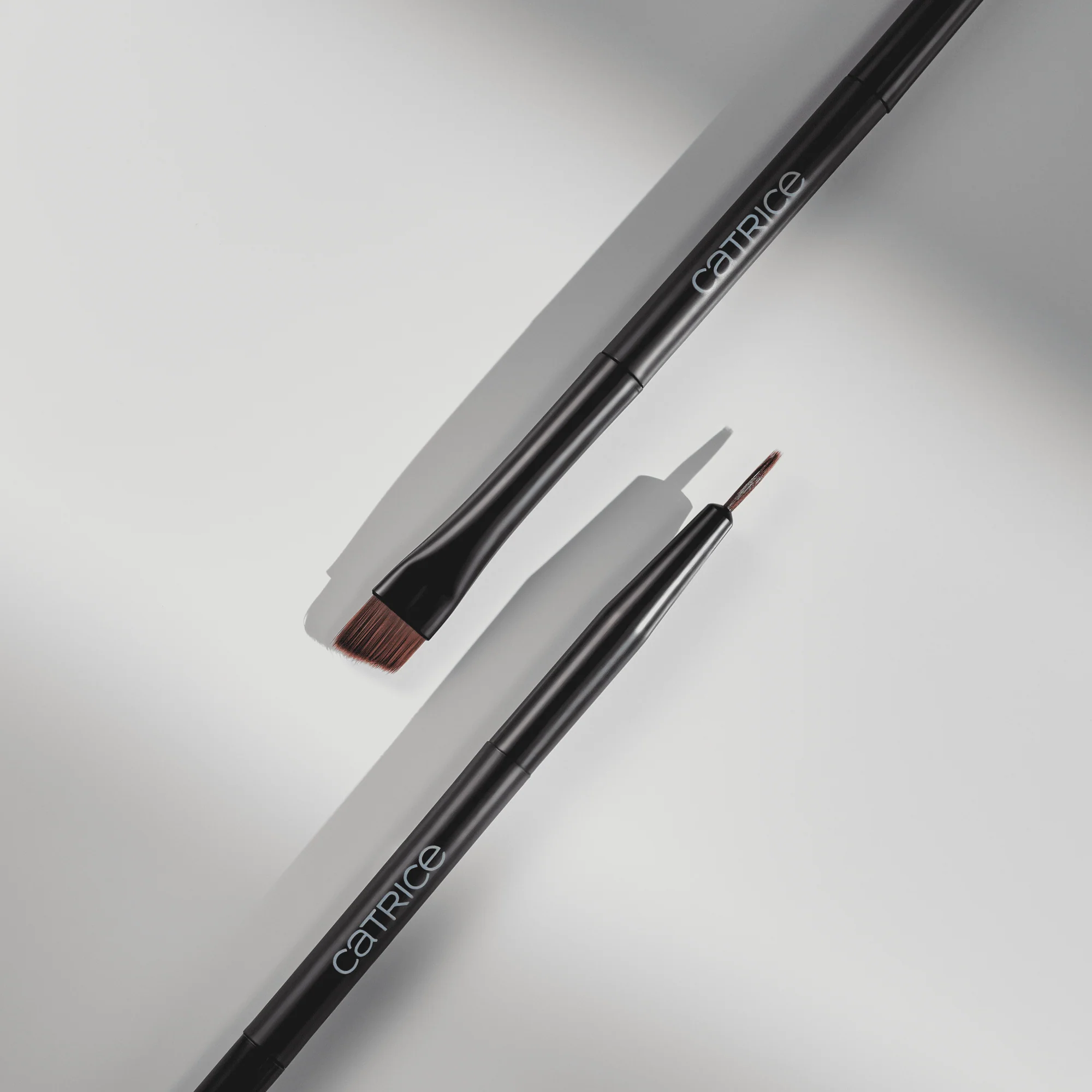 Magic Perfectors Eyeliner Brush - Image 2