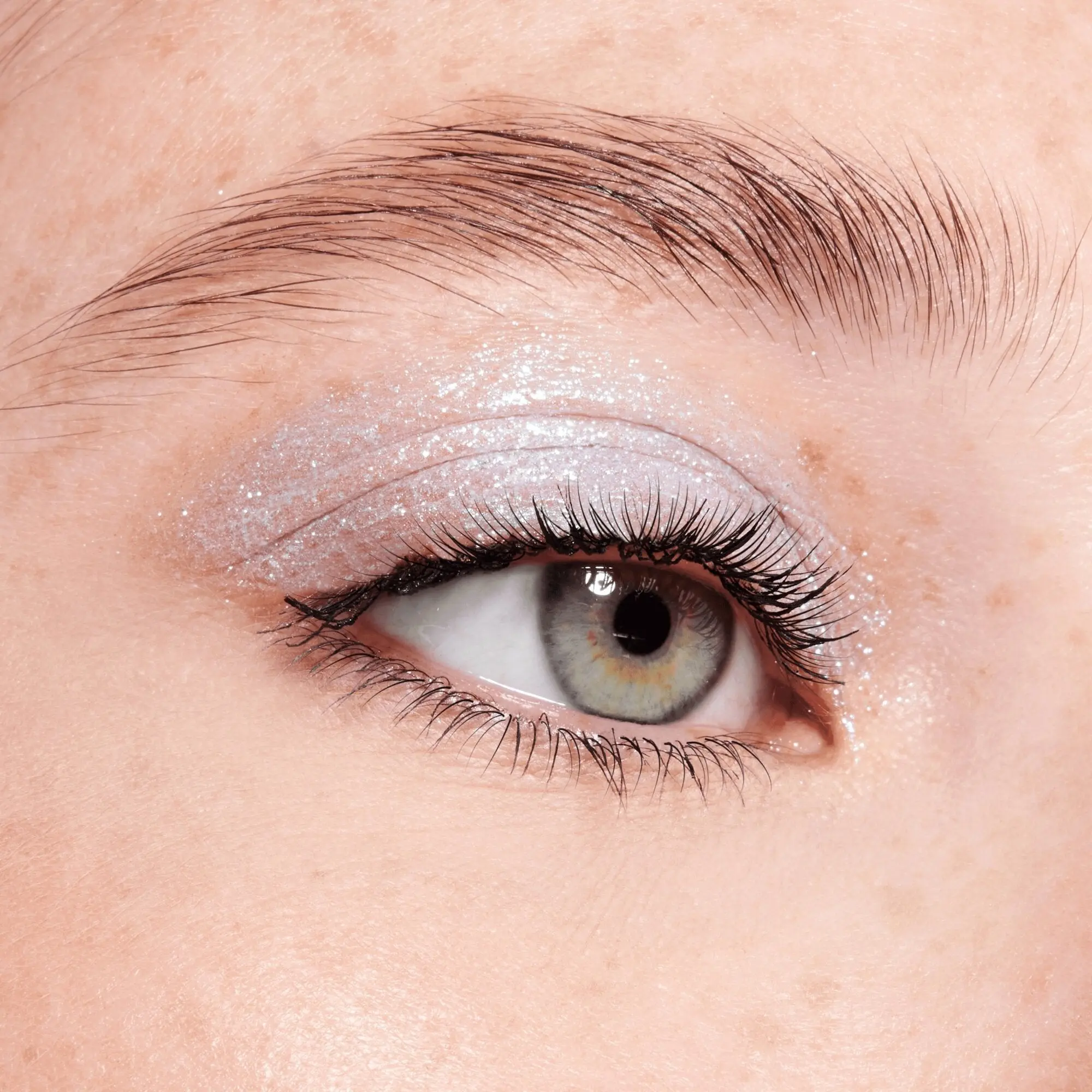 Space Glam Liquid Chrome Eyeshadow 010 Milky Way - Image 4