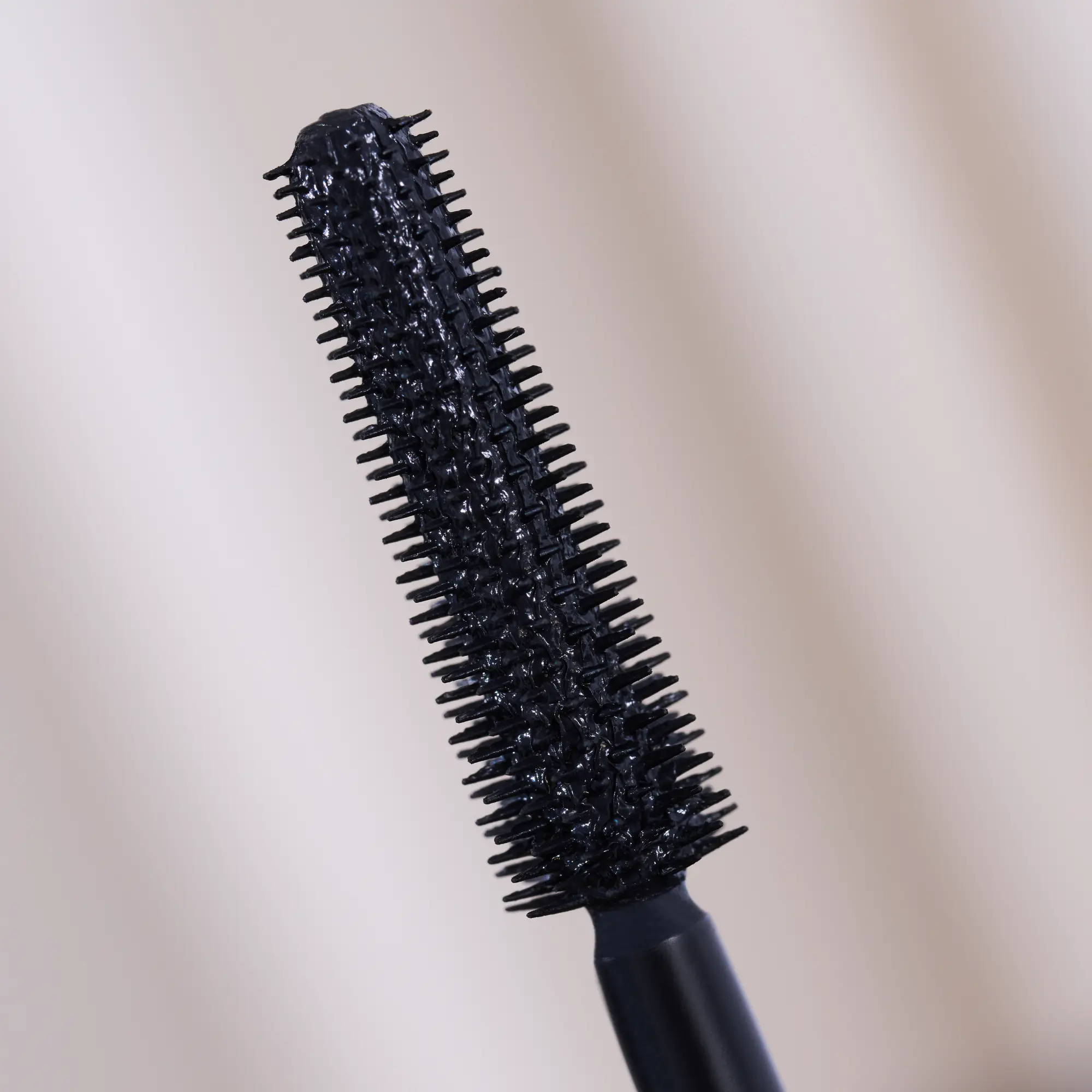 Valentine Who? Glam & Doll Volume Mascara Just Iconic - Image 3