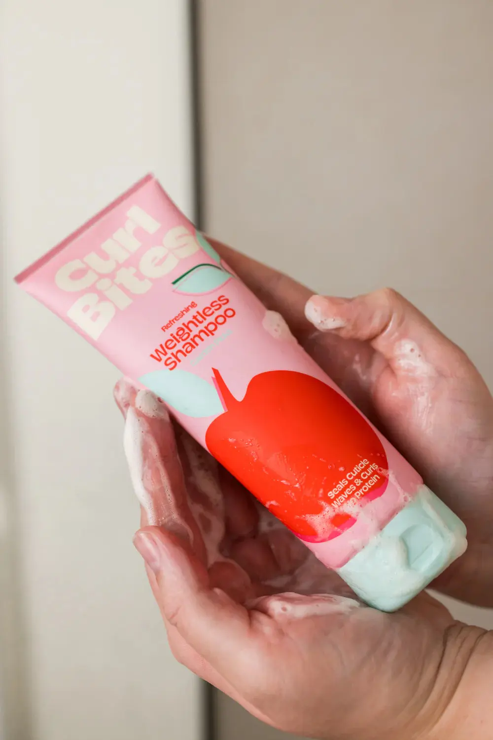 Refreshing Weightless Shampoo - Image 3