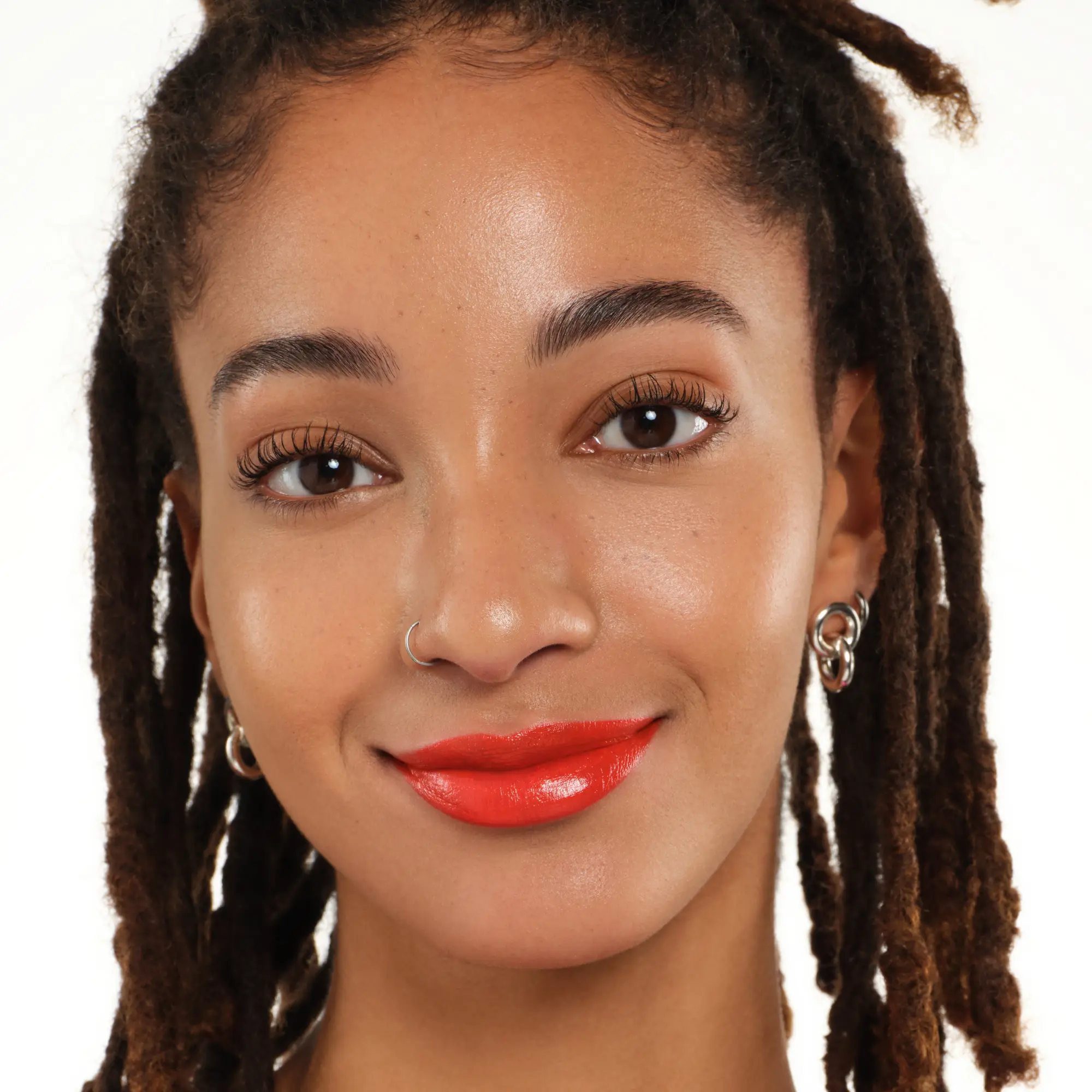 Satin Glow Luminous Shine Lipstick 07 Coral It A Day - Image 5