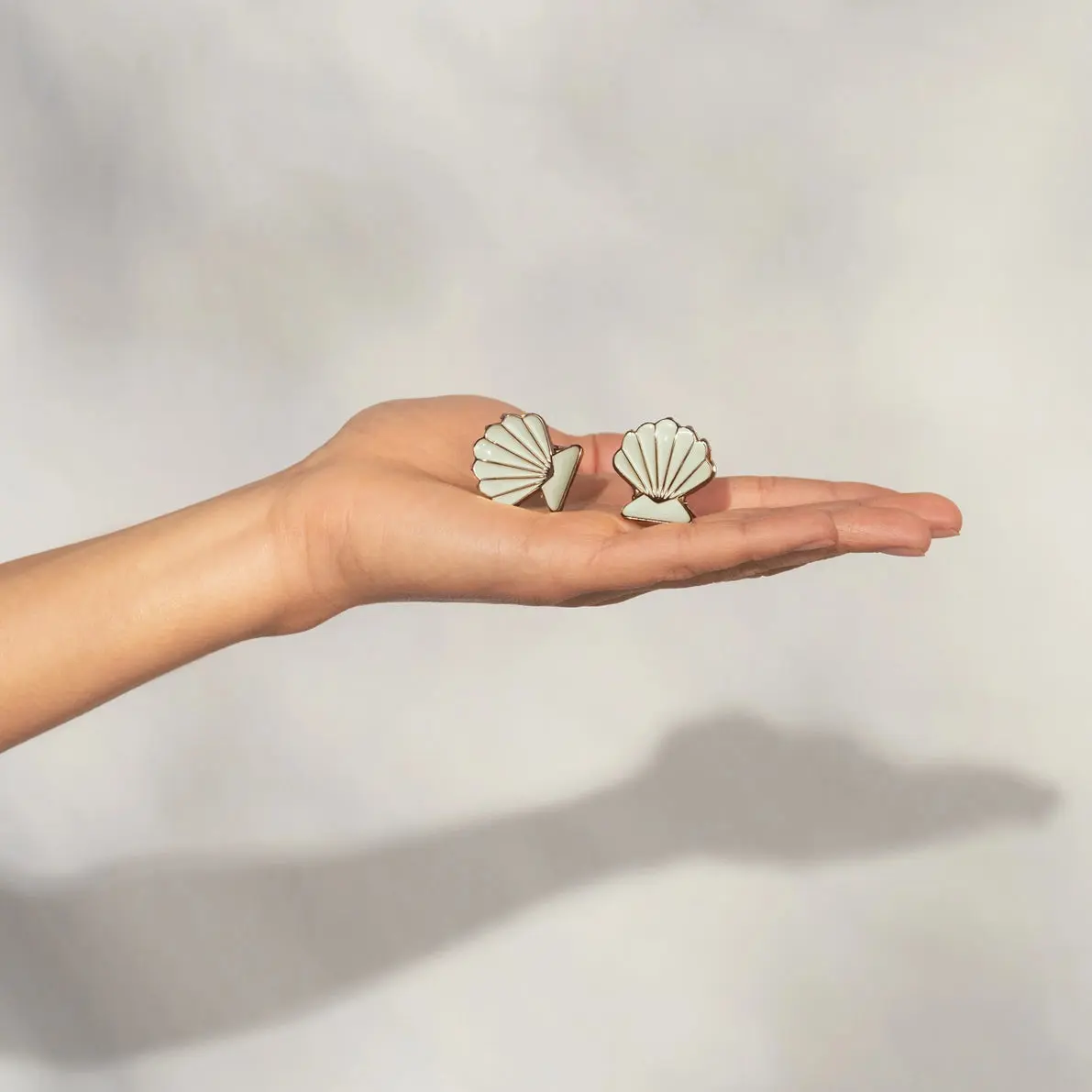 Metal Clam Shell Hair Clip 2pc Set Gold & Pearlized Cream - Image 4