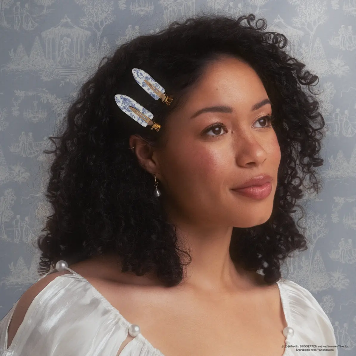 x Bridgerton Creaseless Clips Toile In Bloom - Image 2