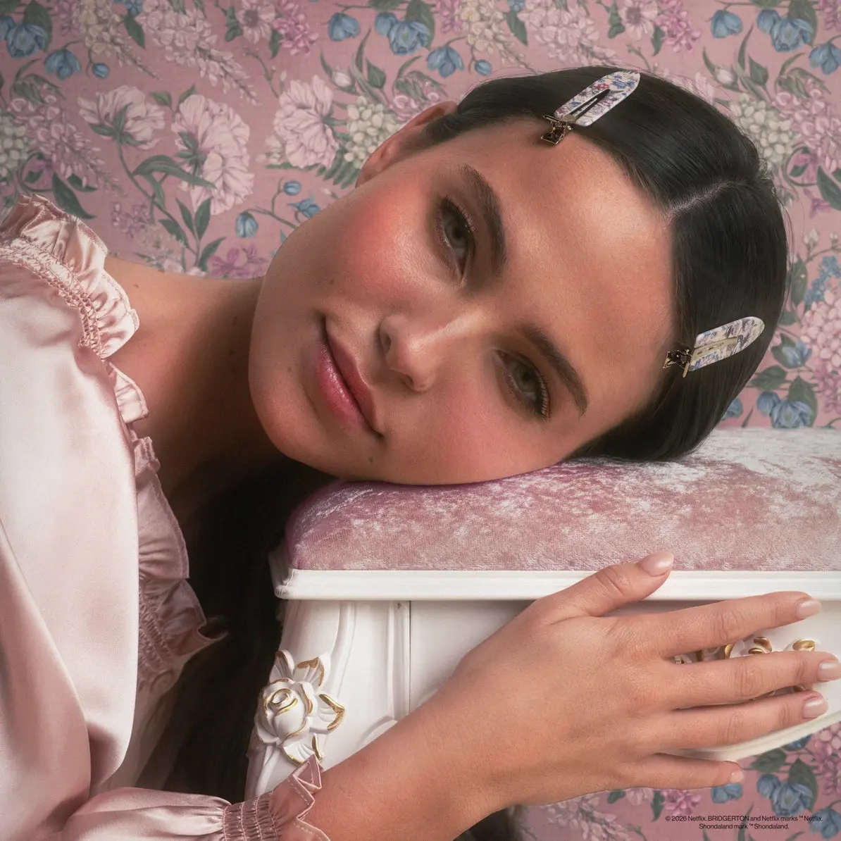 x Bridgerton Creaseless Clips Toile In Bloom - Image 3