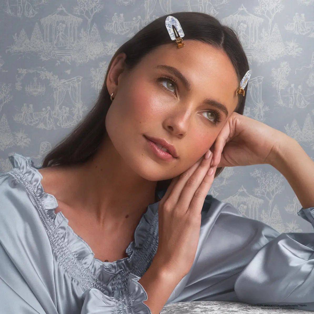 x Bridgerton Creaseless Clips Toile In Bloom - Image 4