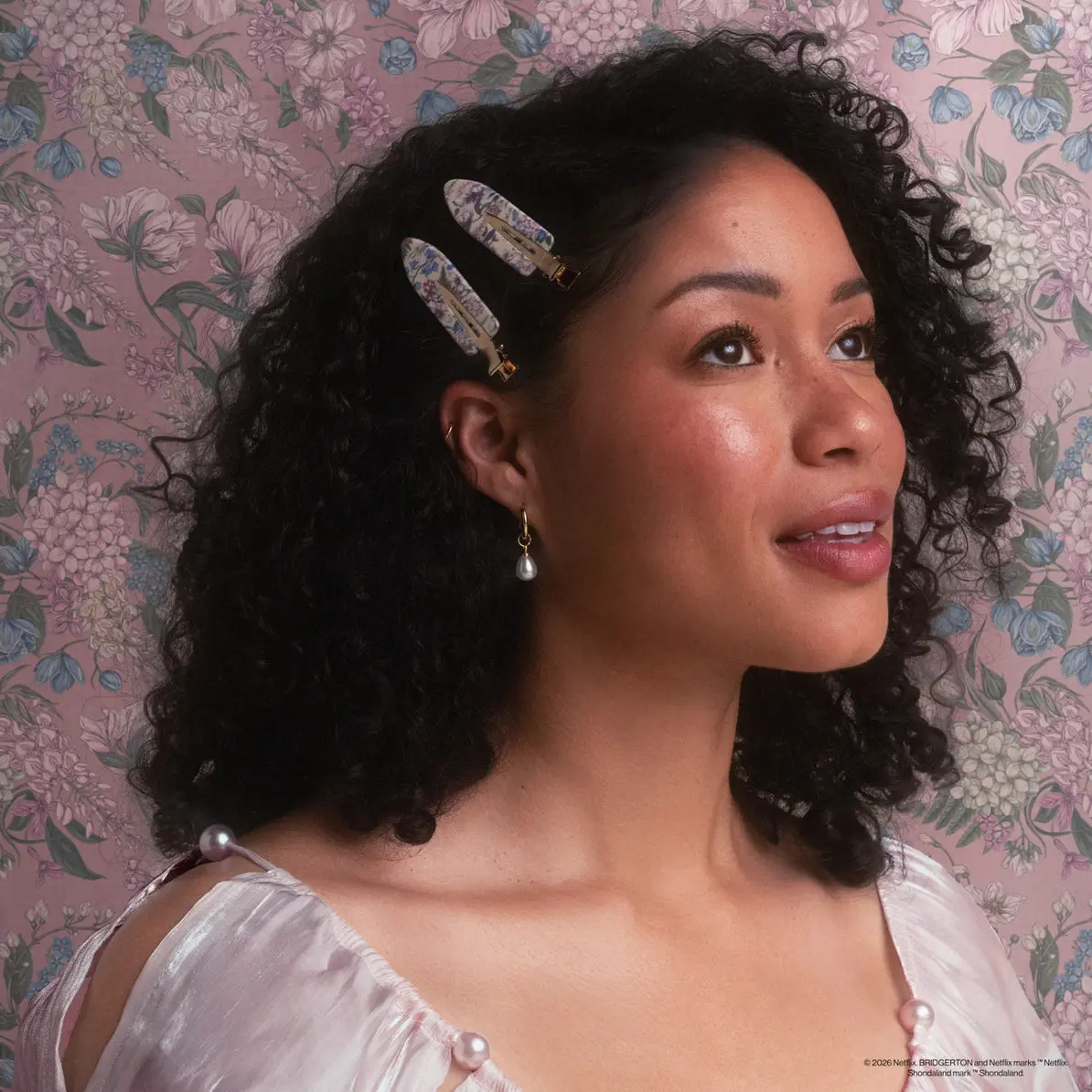 x Bridgerton Creaseless Clips Toile In Bloom - Image 5