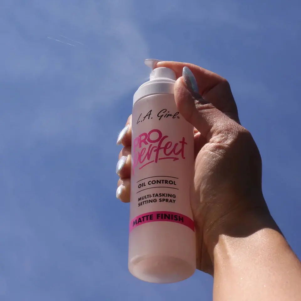 Pro Perfect Setting Spray Blurring Matte - Image 7