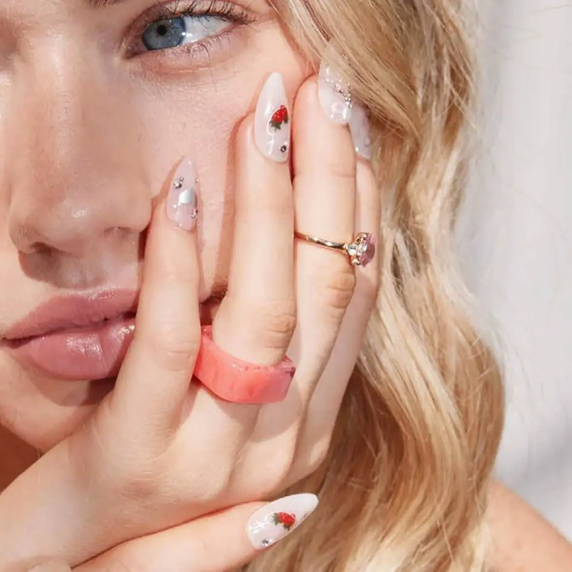Press-On Nails Strawberries N Crème - Image 3