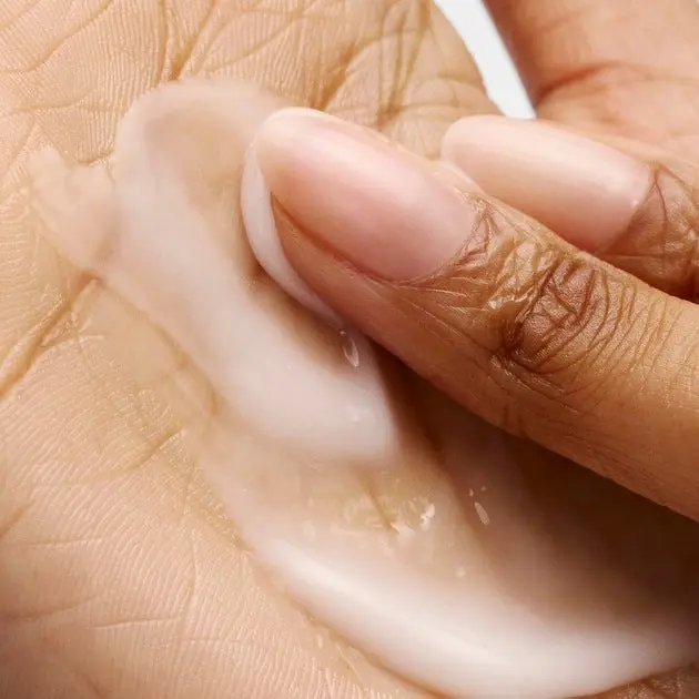Hydrating Milky Cleanser 180 ml. - Image 4