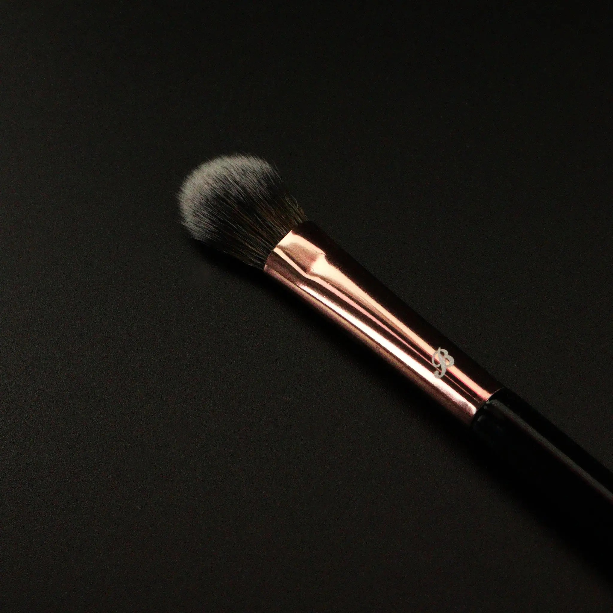 UP19 Concealer & Brightening Brush - Image 3