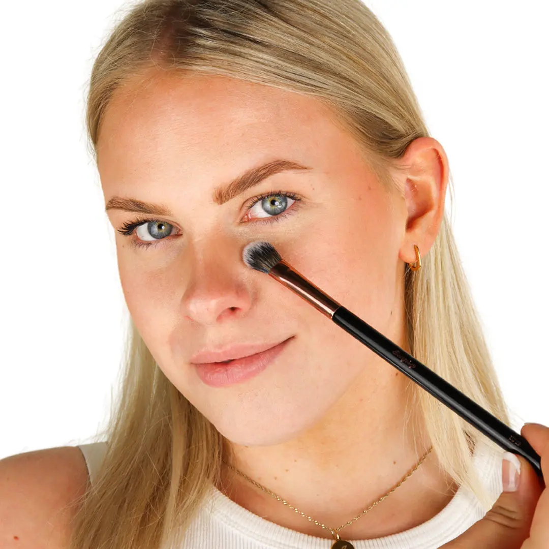 UP19 Concealer & Brightening Brush - Image 4